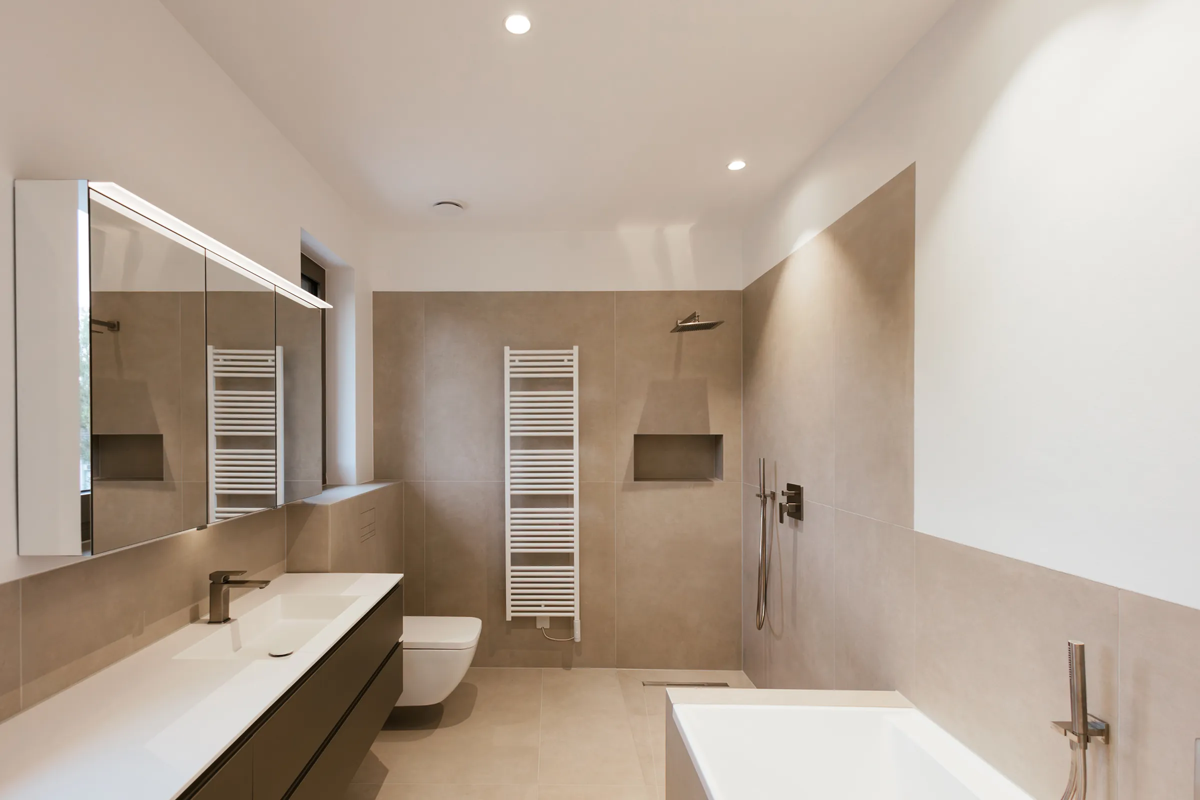 Komplettbad mit Badewanne, Walk-in-Dusche und Waschtisch