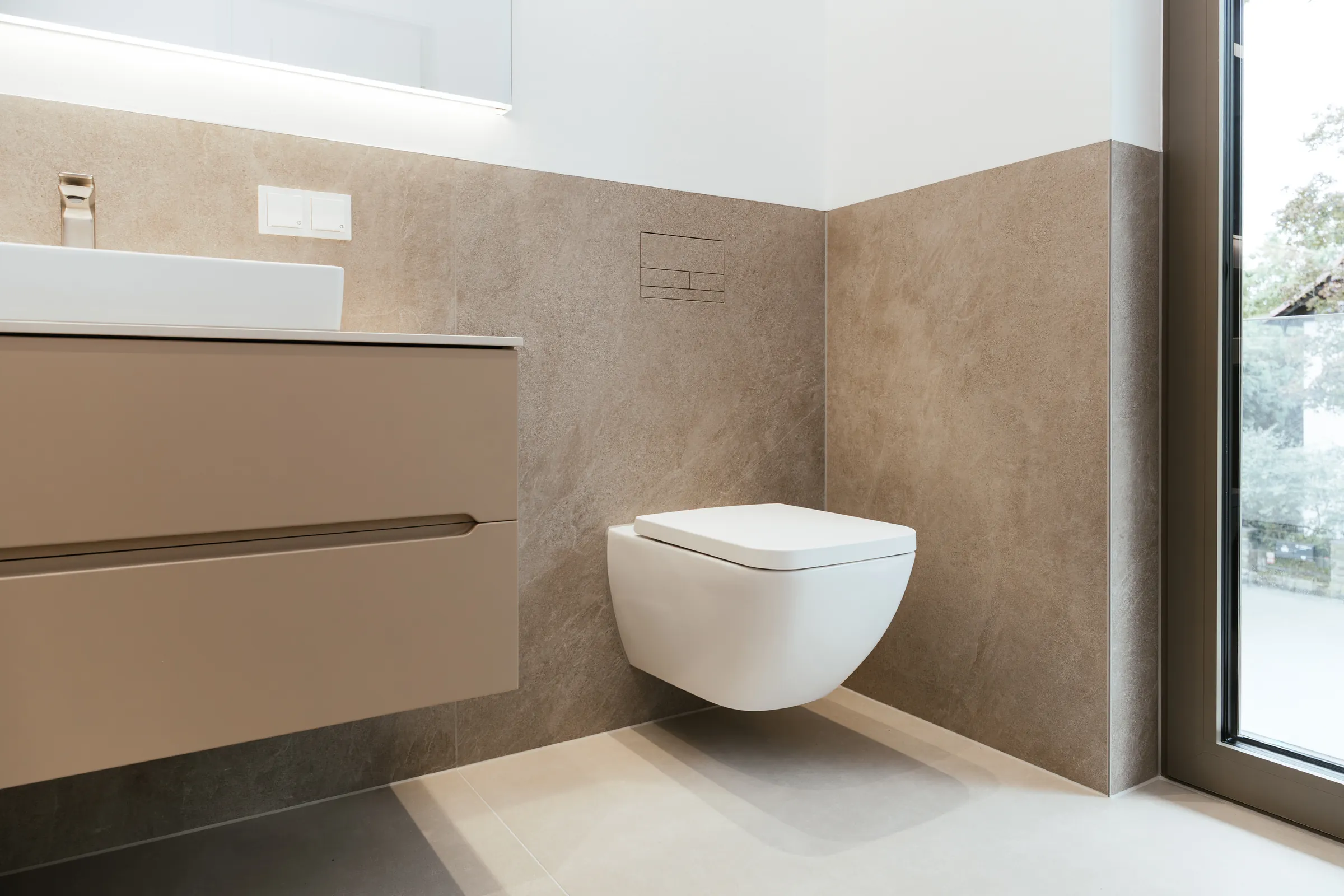 Komplettbad in Frankfurt am Main: Waschtisch und wandhängendes WC vor Großformatfliesen