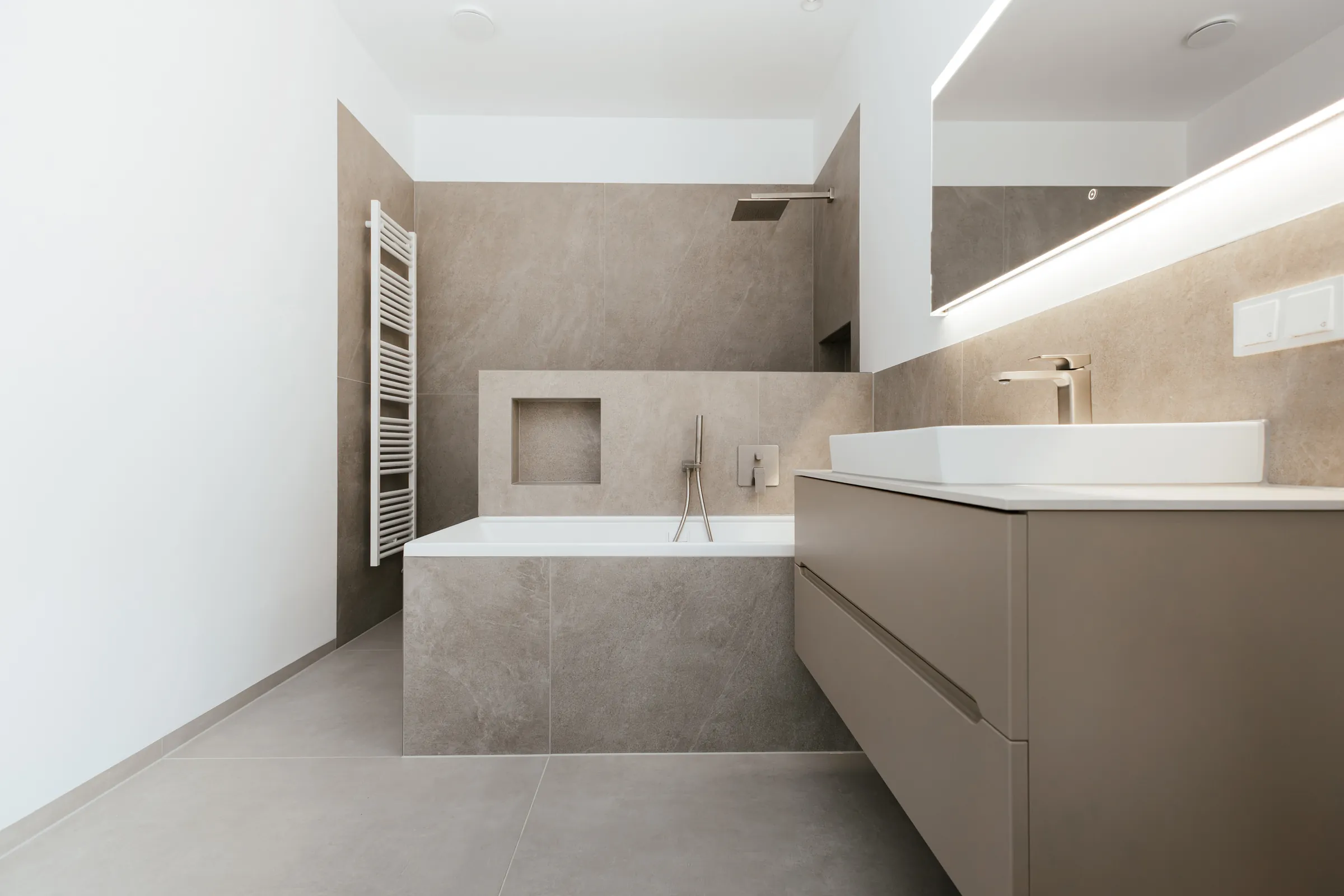 Komplettbad in Frankfurt am Main: Badewanne mit Wandnische und Waschtisch