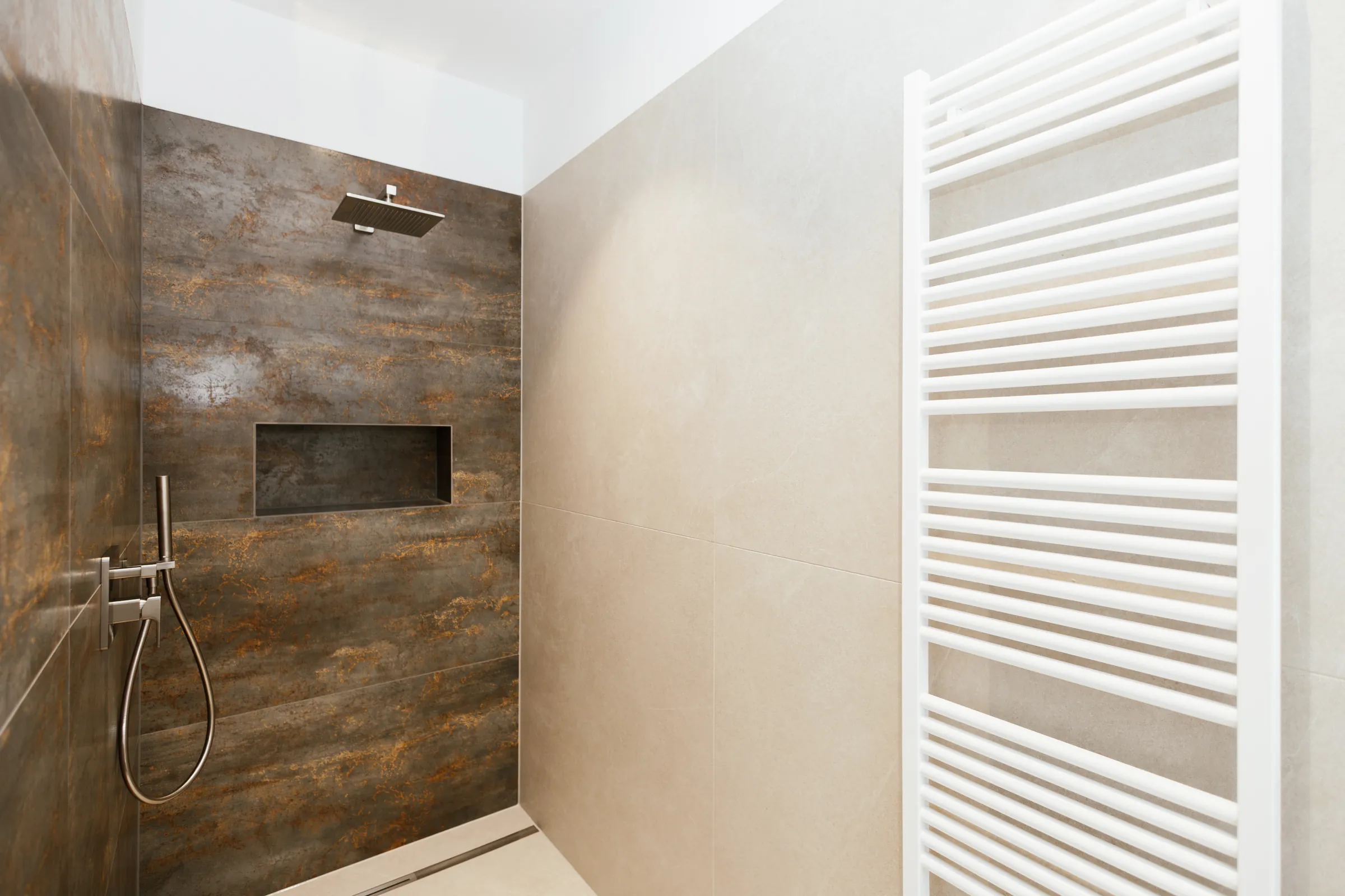 Neubau-Bad mit Walk-in-Dusche, Wandfliesen in Rostoptik und Wandnische