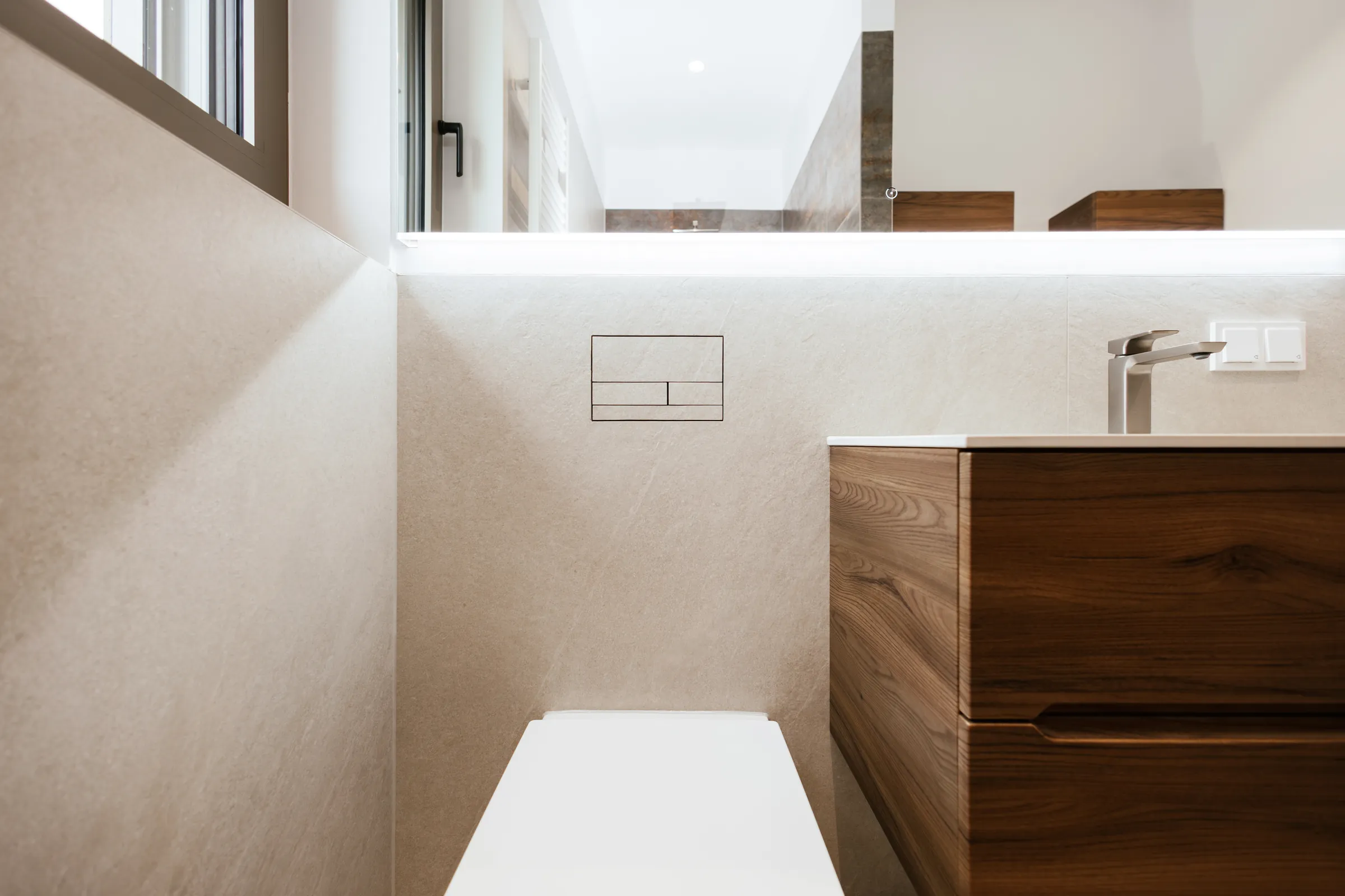 Gäste-WC im Neubau mit Waschtisch und Fliesenarbeiten